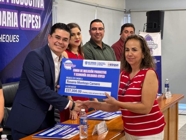 Rafa Loera entrega créditos a 12 negocios en Meoqui 