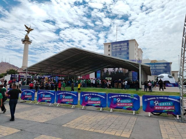 Con patada al balón, Santiago De la Peña da inicio a la Fiesta Mundialista en la Plaza del Ángel