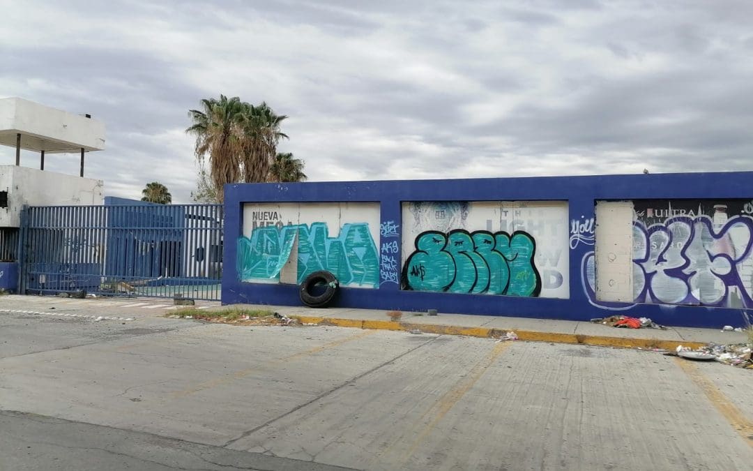 Abandono y basura generan preocupación en depósito de cerveza sobre la avenida Zaragoza