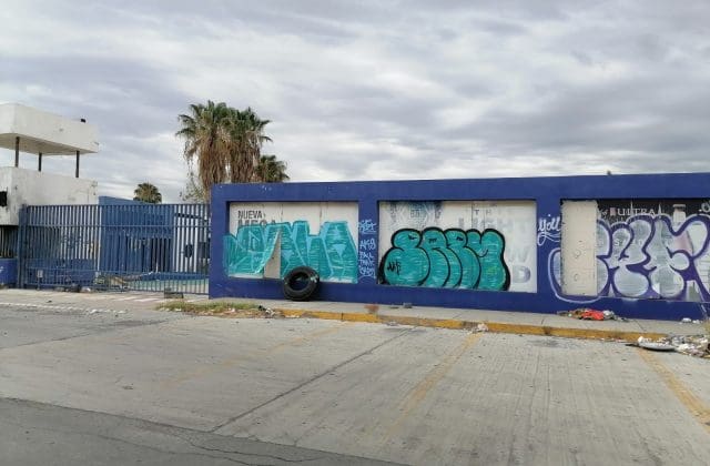 Abandono y basura generan preocupación en depósito de cerveza sobre la avenida Zaragoza