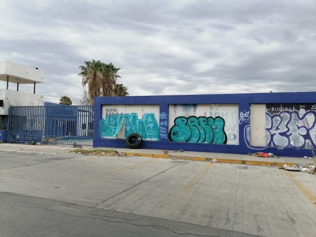 Abandono y basura generan preocupación en depósito de cerveza sobre la avenida Zaragoza