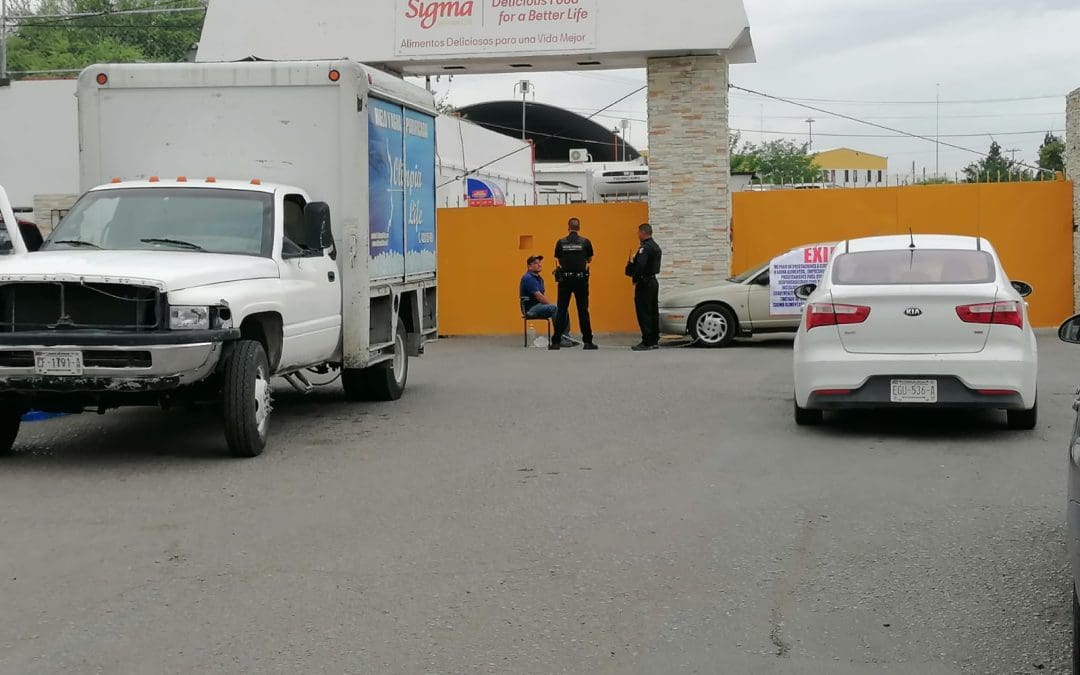 Hombre se manifiesta afuera de Sigma Alimentos; exige apoyo tras accidente laboral