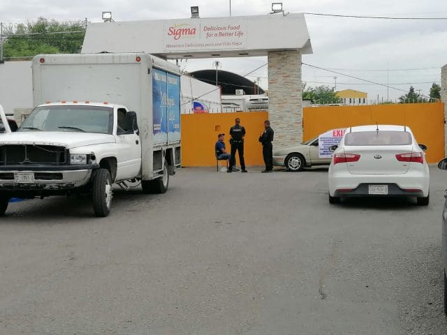Hombre se manifiesta afuera de Sigma Alimentos; exige apoyo tras accidente laboral