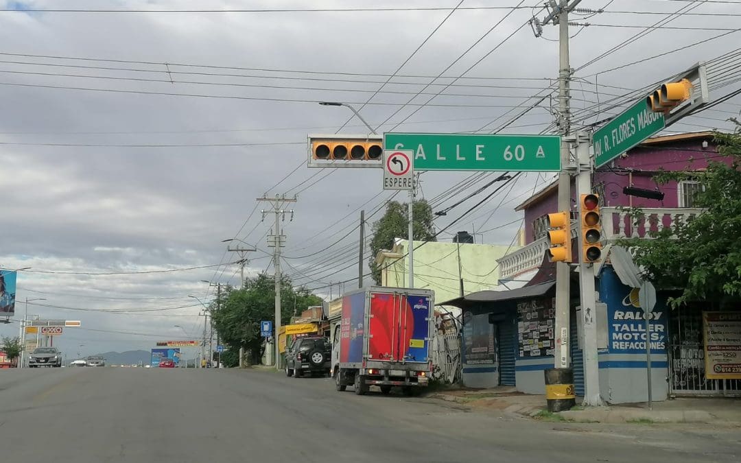 Reportan semáforo apagado desde hace semanas en Flores Magón y calle 60