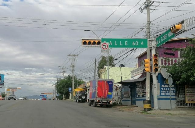 Reportan semáforo apagado desde hace semanas en Flores Magón y calle 60