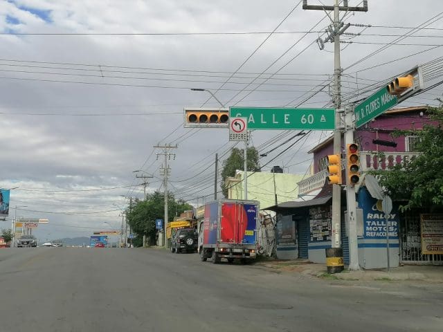 Reportan semáforo apagado desde hace semanas en Flores Magón y calle 60