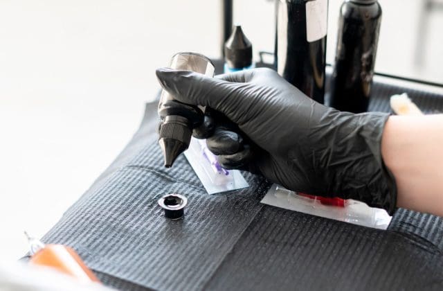 Mantiene COESPRIS vigilancias y supervisiones en estudios de tatuajes y perforaciones