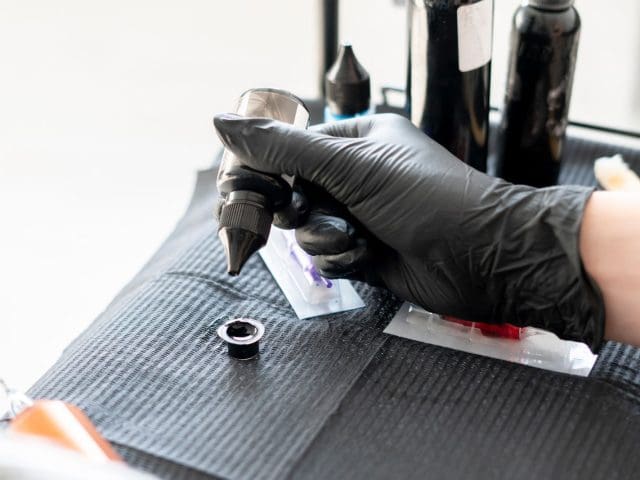 Mantiene COESPRIS vigilancias y supervisiones en estudios de tatuajes y perforaciones