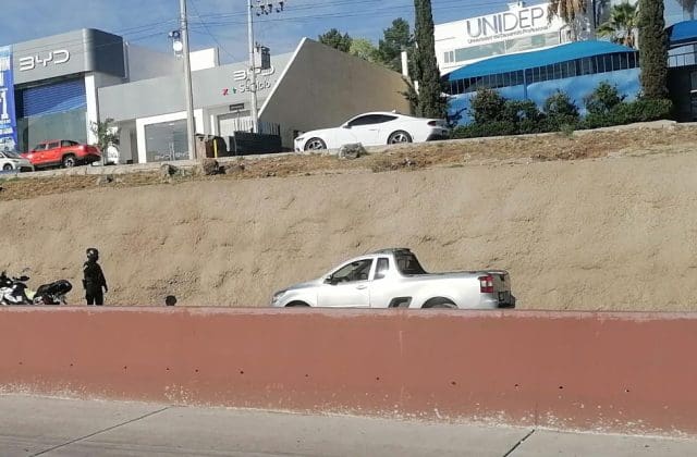 Reportan choque entre dos camionetas en el Periférico de la Juventud