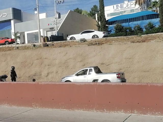 Reportan choque entre dos camionetas en el Periférico de la Juventud