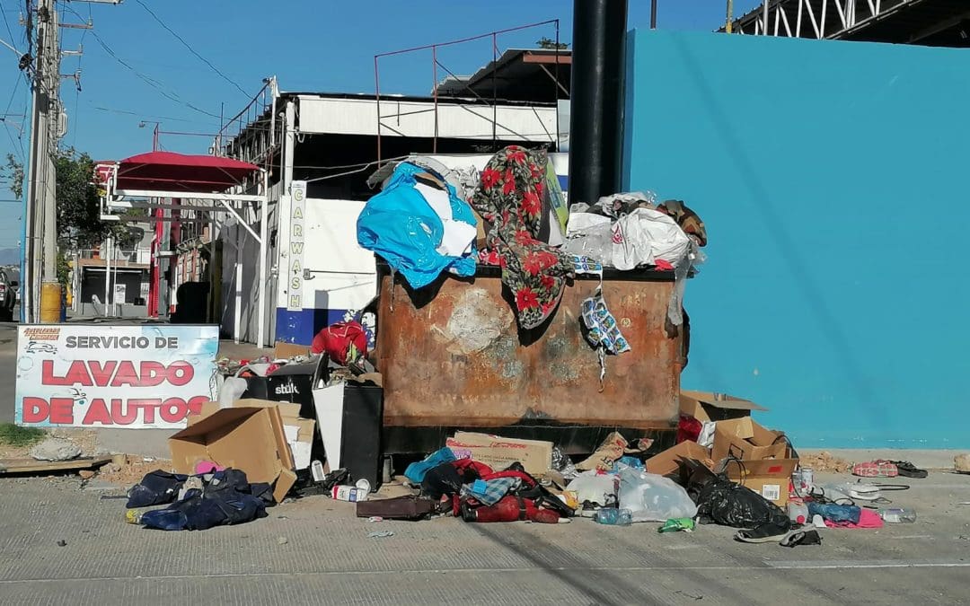Denuncian foco de infección por montaña de basura en ferretería de la Flores Magón