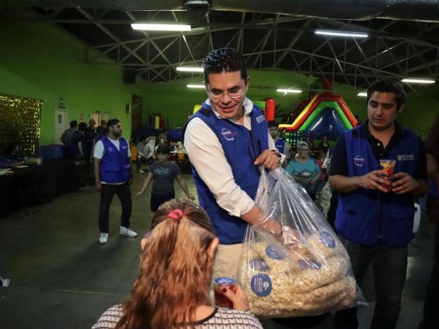 Llega comedor NutriChihuahua a la Diego Lucero; Rafa Loera encabeza fiesta vecinal