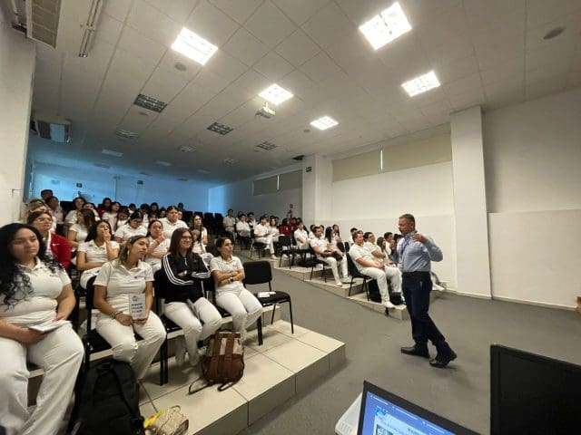 Estudiantes de Medicina se preparan en Coespris para atender emergencias sanitarias