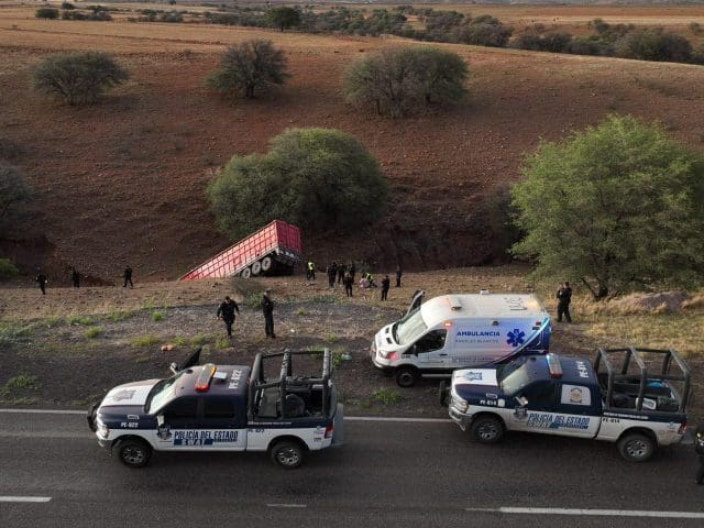 Rescataron agentes a conductor tras volcadura en la carretera Chihuahua-Cuauhtémoc