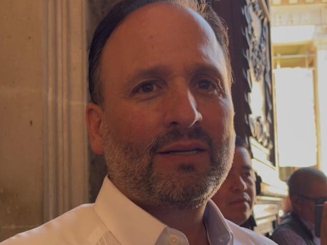 De la Peña asegura que las bardas con “SantiaGO” no se refieren a él