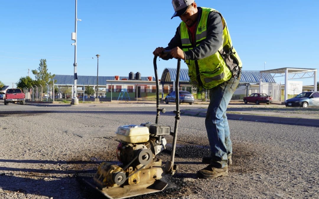 Atiende municipio a más de 20 colonias con programa de bacheo durante la semana