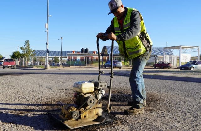 Atiende municipio a más de 20 colonias con programa de bacheo durante la semana