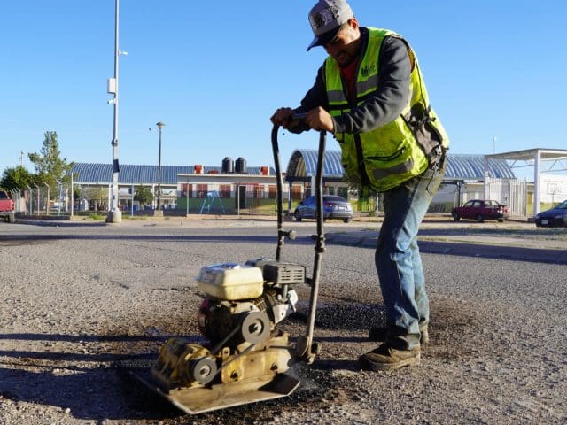 Atiende municipio a más de 20 colonias con programa de bacheo durante la semana