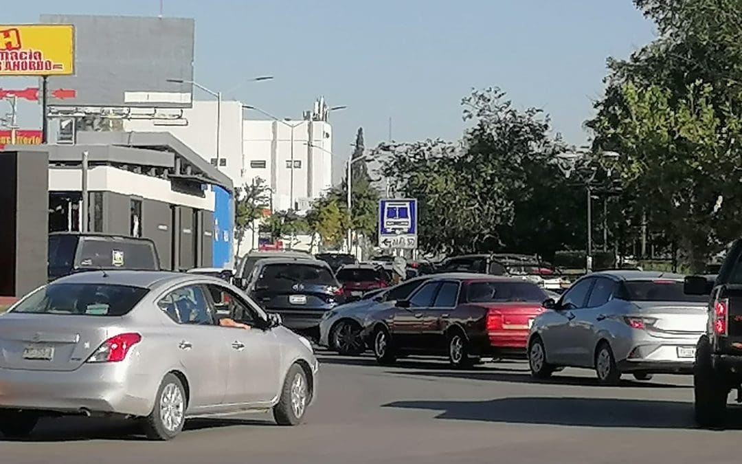 Reportan caos vial en avenida Universidad por ingreso de estudiantes a la UACH