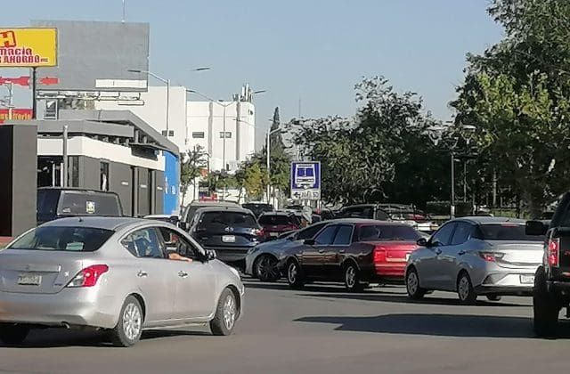 Reportan caos vial en avenida Universidad por ingreso de estudiantes a la UACH