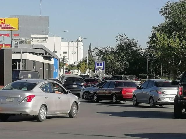 Reportan caos vial en avenida Universidad por ingreso de estudiantes a la UACH