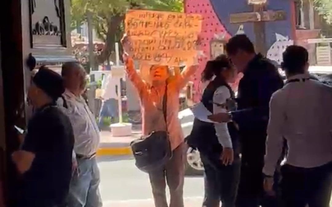 Mujer protesta en Palacio de Gobierno; guardias impiden su entrada