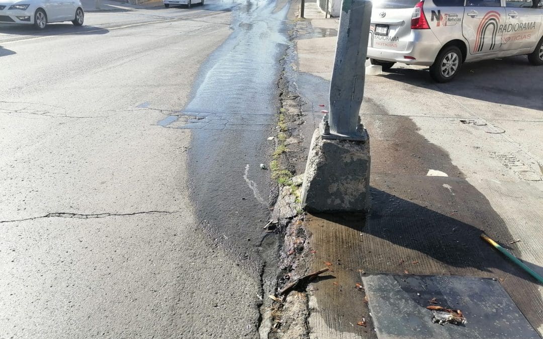 Reportan fuerte fuga de agua en avenida Mirador; piden intervención urgente de la JMAS