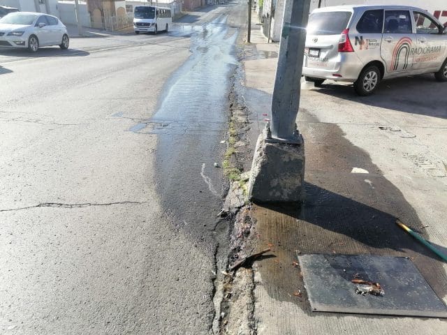 Reportan fuerte fuga de agua en avenida Mirador; piden intervención urgente de la JMAS