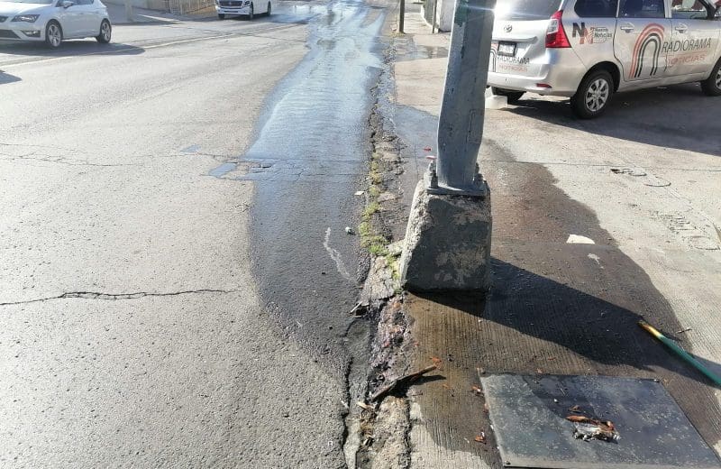 Reportan fuerte fuga de agua en avenida Mirador; piden intervención urgente de la JMAS