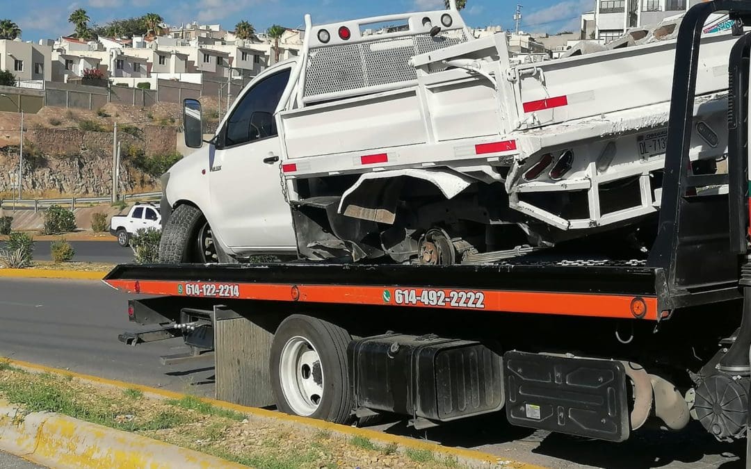 Vuelca camioneta cargada con pintura en el Periférico de la Juventud