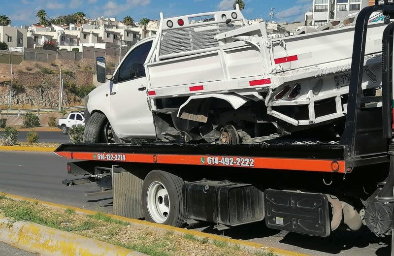 Vuelca camioneta cargada con pintura en el Periférico de la Juventud