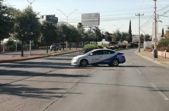 Pierde el control y termina sobre el camellón en Ortiz Mena e Indiana