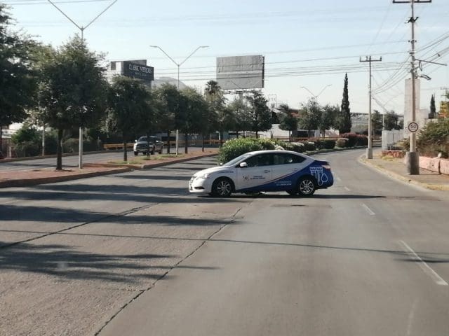 Pierde el control y termina sobre el camellón en Ortiz Mena e Indiana