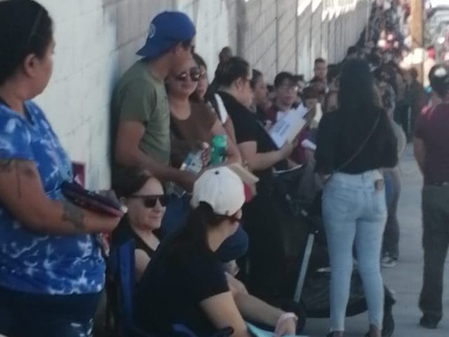 Bajo el sol, padres hacen largas fila por beca Rita Cetina