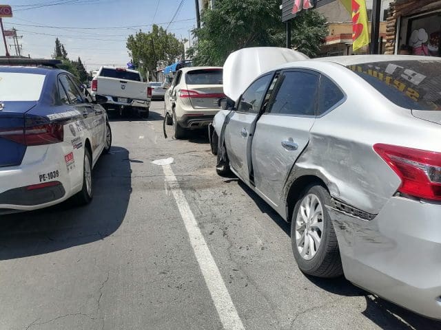 Choque en la avenida La Junta deja tres automóviles afectados