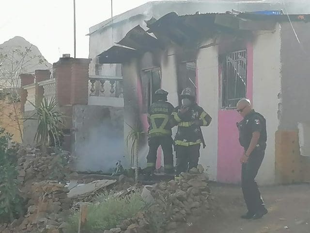 Incendio consume vivienda abandonada en la colonia San Rafael