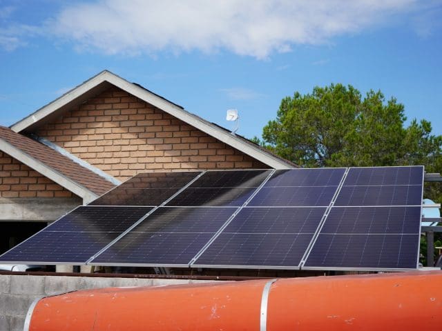 Invitan a habitantes de zona rurales a acceder a subsidio del 50% para paneles solares