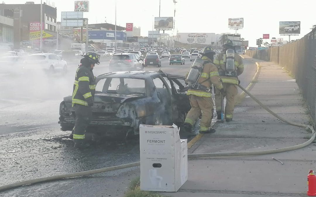 Arde automóvil en Periférico de la Juventud; ocupantes salen ilesos
