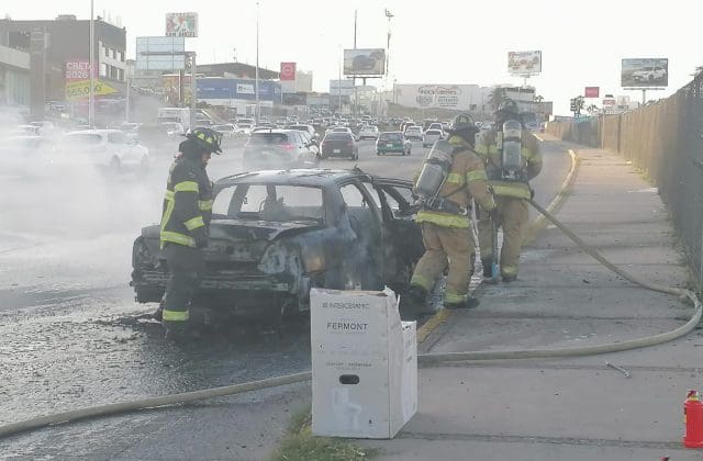 Arde automóvil en Periférico de la Juventud; ocupantes salen ilesos