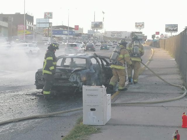 Arde automóvil en Periférico de la Juventud; ocupantes salen ilesos