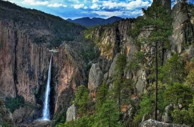Identifican al joven muerto en la cascada de Basaseachi tras ser alcanzado por un rayo