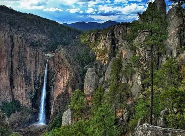 Identifican al joven muerto en la cascada de Basaseachi tras ser alcanzado por un rayo