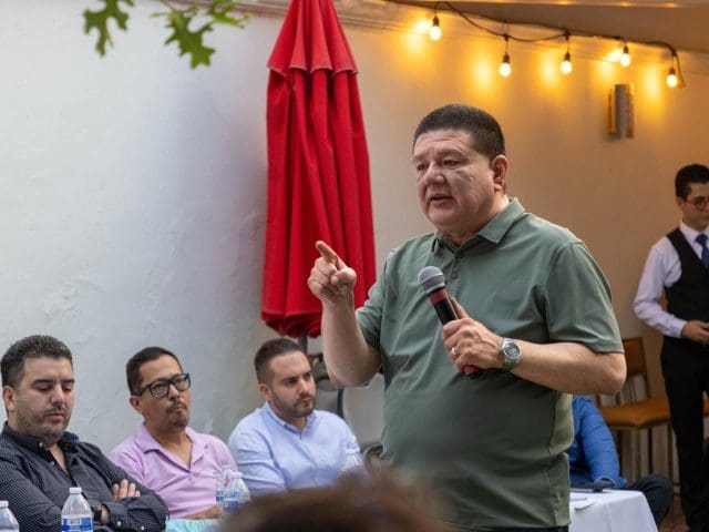 Reactiva Jáuregui diálogo con jóvenes empresarios