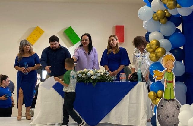 Se gradúan niños Index