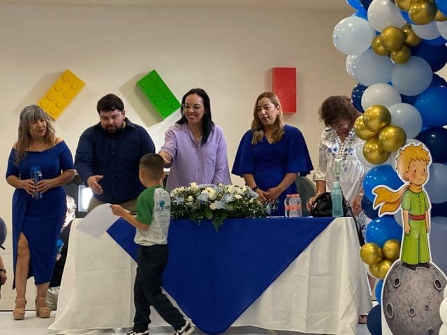 Se gradúan niños Index