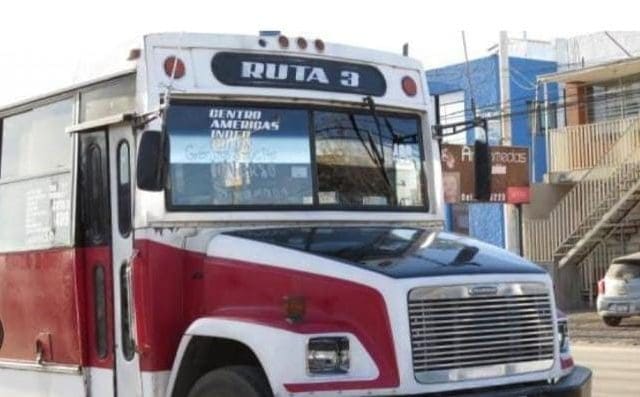 Mientras tanto pasajeros de un camión urbano en Chihuahua