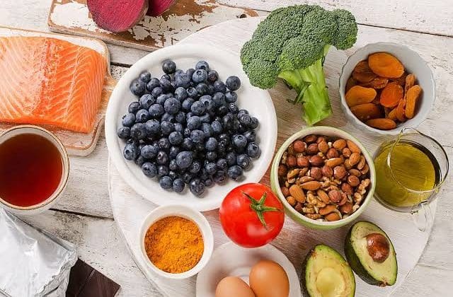 Inflamación y dieta: alimentos que pueden favorecerla y alternativas para combatirla
