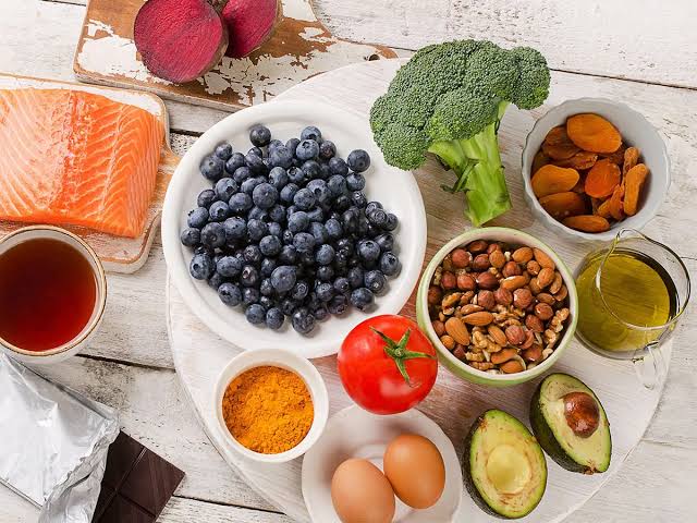 Inflamación y dieta: alimentos que pueden favorecerla y alternativas para combatirla