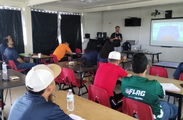 Entrenador argentino de Handball imparte a jugadores y entrenadores