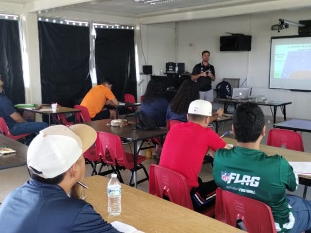 Entrenador argentino de Handball imparte a jugadores y entrenadores